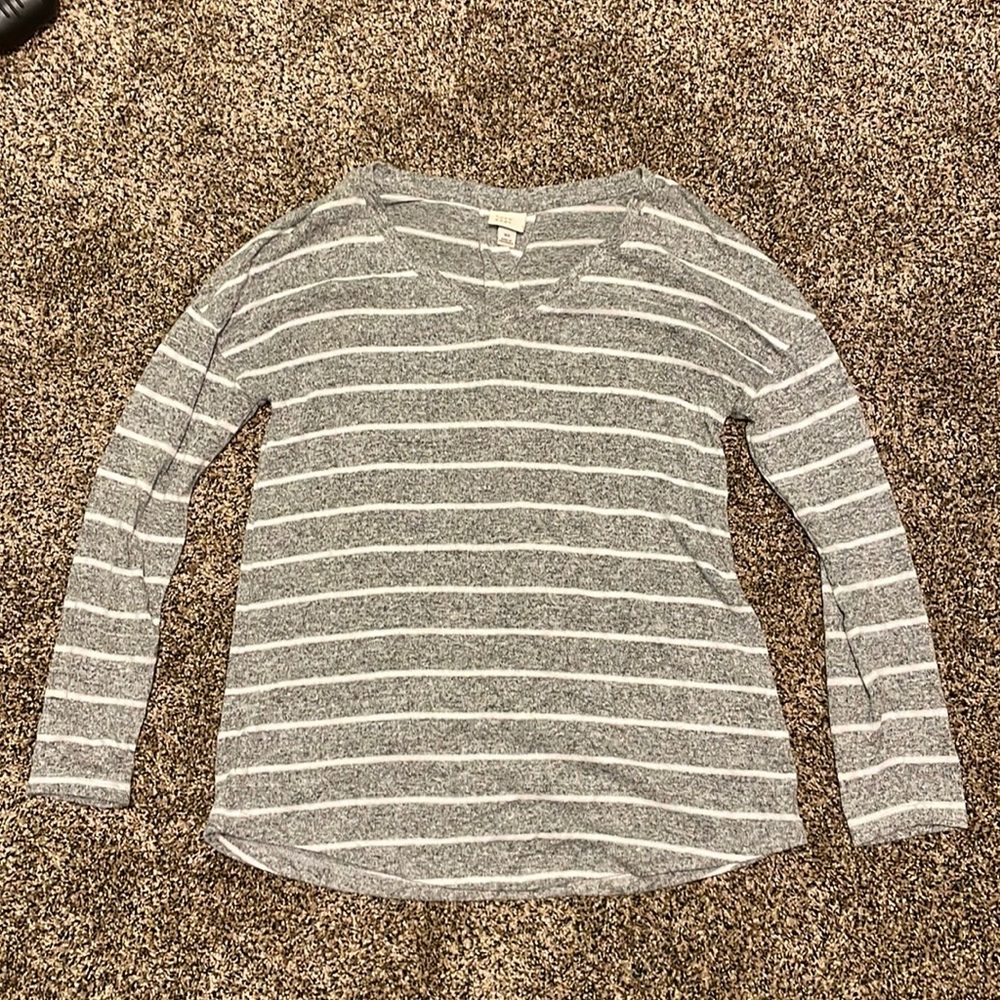 A New Day women’s long sleeve v-neck, size xs